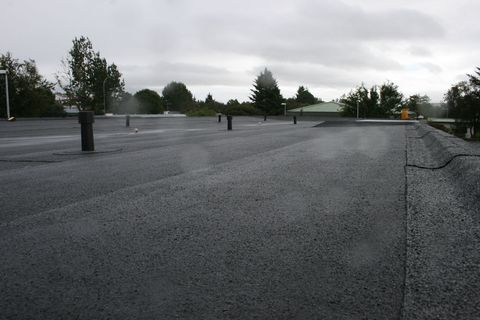 Flatt þak lagt með tjörupappa