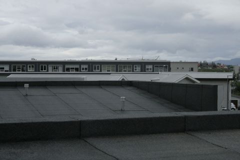 Stórt flatt þak nýlagt tjörupappa