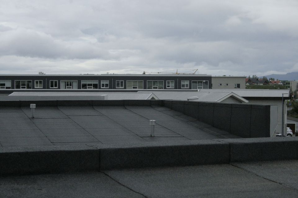 Tjörupappi lagður á flatt þak