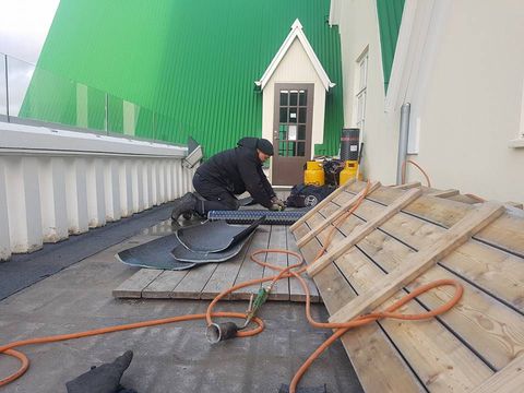 Þakkantur og frágangur við hlið glugga