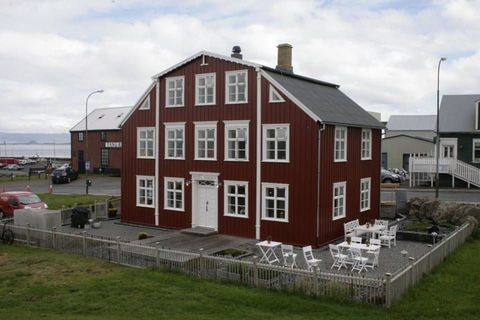 Rautt timburhús með nýju þaki