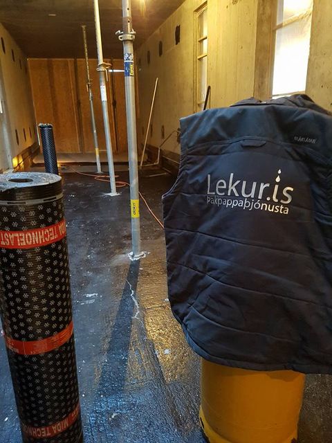 Rúlla af þakpappa í húsi fyrir lögn