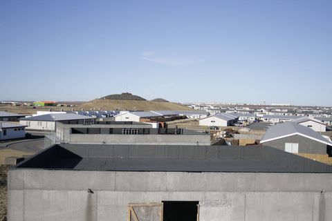 Steypt bygging með nýlögðu þaki